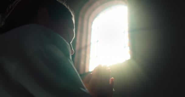 Žena Sklonila Hlavu Modlitbě Bohu Kostele Vitrážního Okna Složené Ruce — Stock video