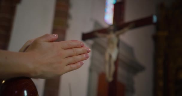 Κοντινά Χέρια Στην Προσευχή Στο Βάθος Του Σταυρού Τον Σταυρωμένο — Αρχείο Βίντεο