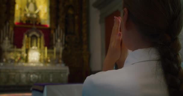 Chrześcijańska Kobieta Modli Się Kolanach Świątyni Pana Zbliżenie Religijnej Dziewczyny — Wideo stockowe