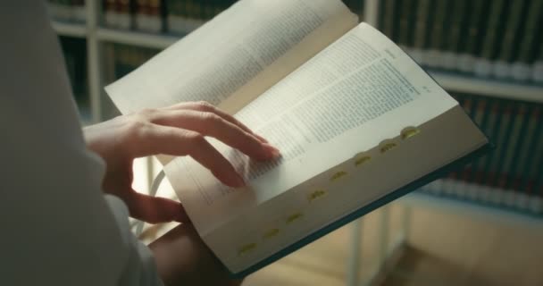 Close Perempuan Tangan Memegang Dan Membaca Buku Perpustakaan Umum Modern — Stok Video