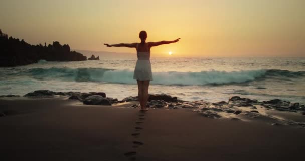 Силуетна Жінка Під Час Заходу Сонця Піднімає Руки Повітрі Спостерігає — стокове відео