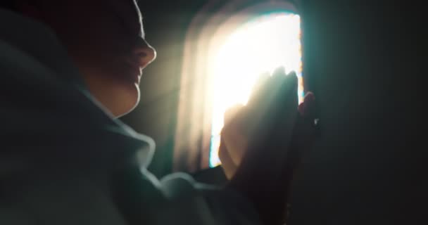 여성은 성전에서 하나님께 기도하기 무릎을 꿇었습니다 종교적 믿음과 기독교의 하나님의 — 비디오