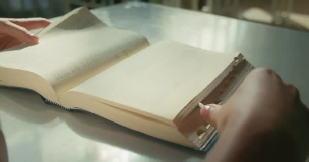 Kobieta Czyta Książkę Siedzącą Krześle Bibliotece Zaznacza Jedną Stron Bliższe — Wideo stockowe