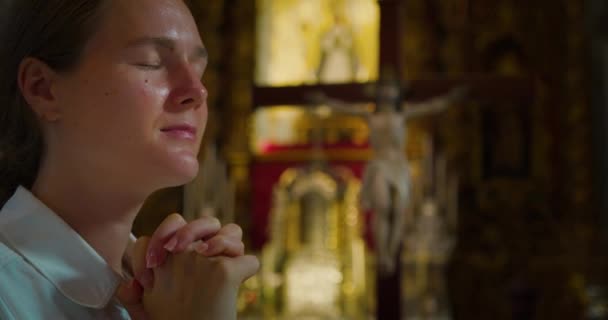 Mujer Joven Feliz Pacífica Orando Dios Gratitud Iglesia Crucificado Jesucristo — Vídeos de Stock