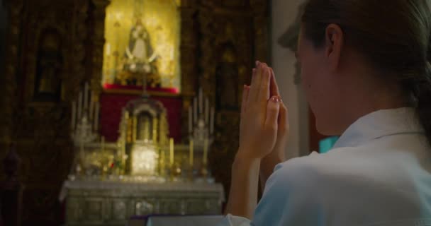 Відчайдушна Християнка Молиться Щиро Церкві Парафіяльна Дівчина Складає Руки Молитви — стокове відео