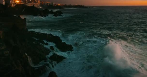 Beira Mar Tempestuosa Hora Ouro Ondas Oceânicas Colidem Praia Vulcânica — Vídeo de Stock