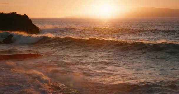 Drammatiche Onde Tempestose Dell Oceano Infrangono Sulla Costa Rocciosa Della — Video Stock
