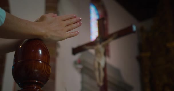 Közeli Kezek Imában Keresztre Feszített Jézus Krisztussal Megváltóval Szemben Cinematikus — Stock videók