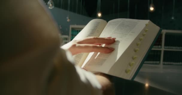 Zbliżenie Kobiece Ręce Trzymające Czytające Książkę Nowoczesna Biblioteka Publiczna Drewnianymi — Wideo stockowe