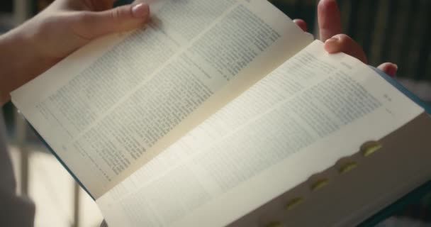 Close Vrouwenhanden Die Een Boek Vasthouden Lezen Moderne Openbare Bibliotheek — Stockvideo