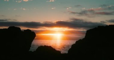 Okyanusun üzerinde güneş ışınları olan dramatik günbatımı fırtınası bulutları. Akşam portakalı bulutlu gökyüzü. Doğa manzarası. Sonsuz deniz ufku.