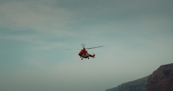 Tenerife Canary Islands Spain 2023 Квітня Рятувальний Вертоліт Летить Над — стокове відео