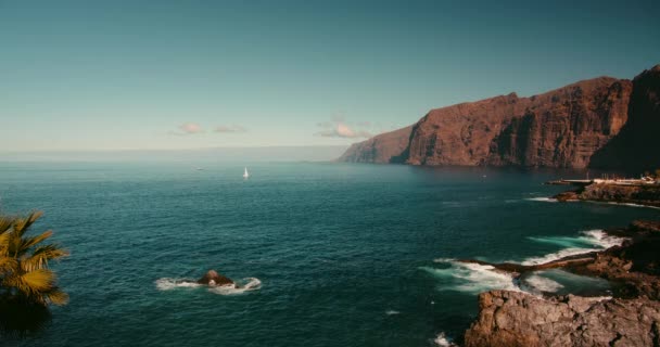 Tormenta Olas Del Océano Estrellan Playa Rocosa Piscina Natural Tenerife — Vídeo de stock