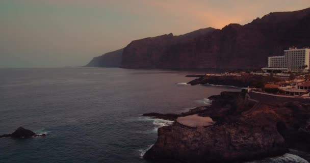圣地亚哥港和西班牙加那利群岛特内里费岛黄昏时分的巨人岛悬崖 自然游泳池Charco Isla Cangrejo 海浪在岩石海岸上飞溅 — 图库视频影像