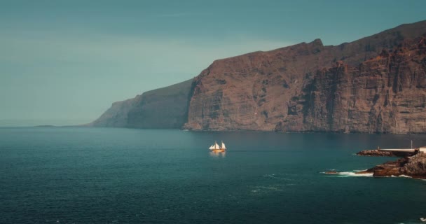 游客木制的海盗船漂浮在大西洋的岩石海岸附近的特内里费洛斯克里夫悬崖 加那利群岛西班牙 — 图库视频影像
