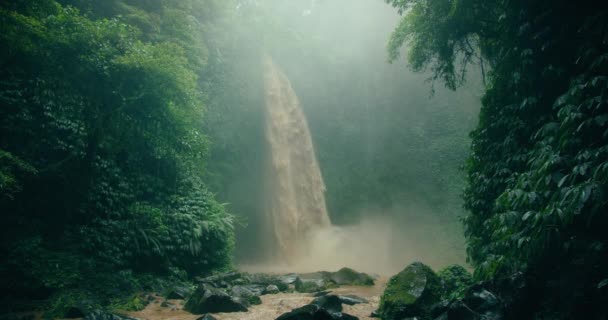 Nungnung Silný Vodopád Tmavě Zeleném Bujném Pralesním Lese Padající Voda — Stock video