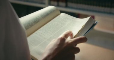 Kadın kütüphanede kitap okumayı kendi kendine öğrendi. Eğitim kavramını öğreniyorum. Ağır çekimde yakın çekim.