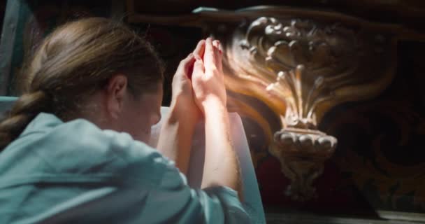 Женщина Склонила Голову Молитве Перед Богом Темном Углу Церкви Сложите — стоковое видео