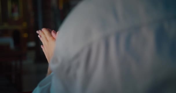 Mujer Orando Dios Con Esperanza Iglesia Una Chica Religiosa Cercana — Vídeo de stock