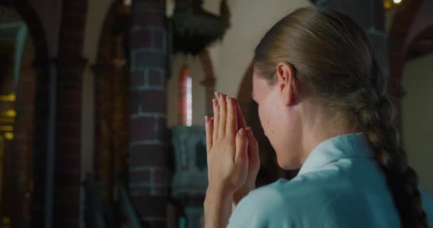 교회에서 믿음을 가지고 하나님 기도하는 사원에서 예배하는 종교인 기도를 맞잡음 — 비디오
