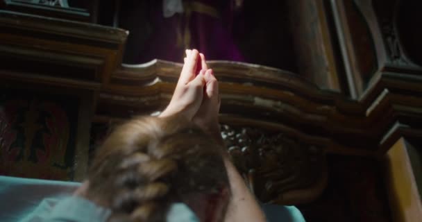 Mulher Inclinou Cabeça Oração Deus Canto Escuro Igreja Mãos Dobradas — Vídeo de Stock