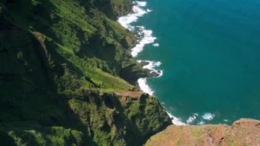 Chinamada köyü yakınlarındaki Anaga yeşil dağları üzerinde havadan uçuş. Tenerife 'de yürüyüş, Kanarya Adaları. Okyanus kıyısı. Playa de los Troches.