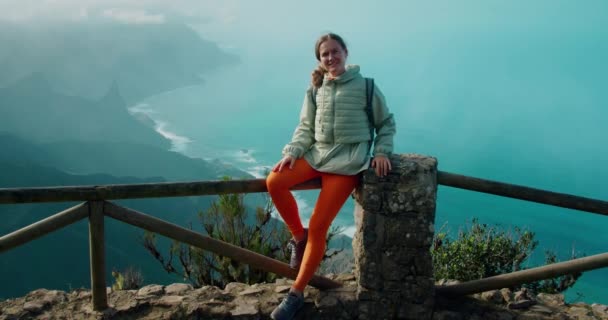 Kobieta Turysta Wysoko Górach Celebracji Wspinaczka Cieszyć Się Wakacjami Przygodzie — Wideo stockowe