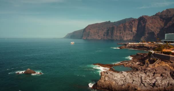 Turystyczny Statek Piracki Płynie Górskim Wybrzeżu Oceanu Teneryfie Ludzie Relaksują — Wideo stockowe