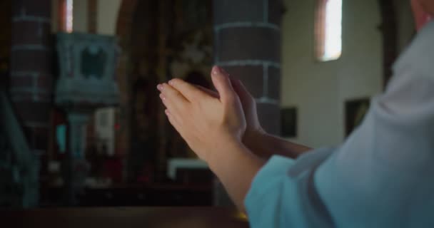 Křesťanská Žena Složila Ruce Modlitbě Kostele Náboženská Víra Moc Lásku — Stock video