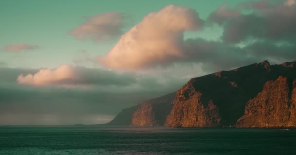 ギガンテスの冬の天気カナリア諸島のテネリフェ島の海岸線の崖 日没時に岩の多い海岸で海の波が衝突する 曇った空 — ストック動画
