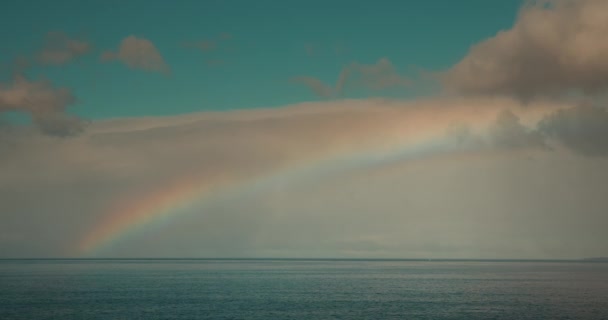 Спокойный Океанский Пейзаж Волнистое Море Радуга Облачном Небе Восходе Солнца — стоковое видео