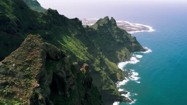 Εκπληκτικά Βουνά Στην Ακτή Του Γαλάζιου Ωκεανού Στην Τενερίφη Όμορφη — Αρχείο Βίντεο