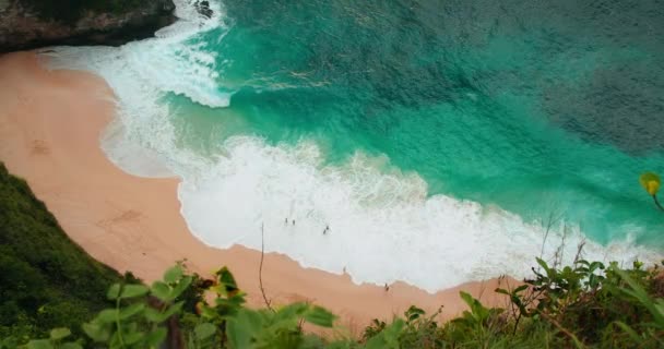 Água Azul Oceano Com Ondas Gigantes Rolar Praia Kelingking Areia — Vídeo de Stock