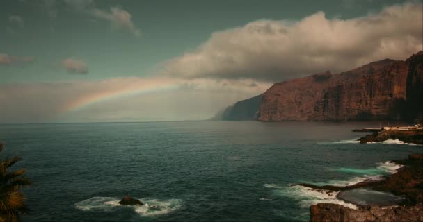 Karanlık Okyanus Manzarası Gökyüzünde Parlak Gökkuşağı Tenerife Deki Doğal Olay — Stok video