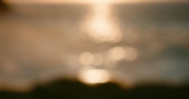 Goldenes Sonnenlicht Bokeh Auf Blauem Meereswasser Hintergrund Bei Sonnenuntergang Sonnenstrahlen — Stockvideo