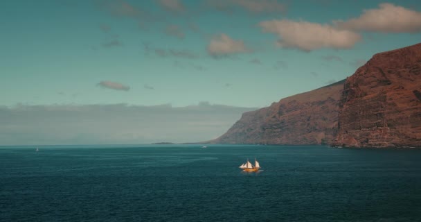 Туристичний Середньовічний Піратський Корабель Плаває Океані Величезні Вулканічні Гори Лос — стокове відео