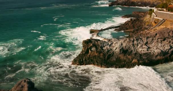 Grandes Ondas Oceânicas Colidindo Costa Piscina Natural Nas Ilhas Canárias — Vídeo de Stock