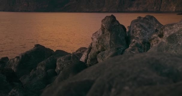 Dramática Puesta Sol Playa Volcánica Rocosa Con Oscuro Océano Brillante — Vídeo de stock