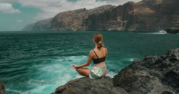 Kvinna Mediterar Lotusposition Stenig Strand Vid Havet Flicka Som Andas — Stockvideo