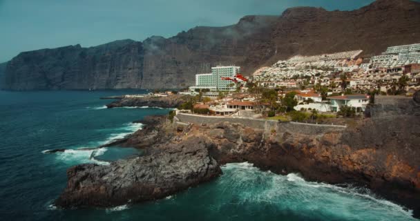 Spain Canary Islands Tenerife 2023 April Helicopter Rescue Operations 救援人员在汹涌的海面上下降到岩石海岸 — 图库视频影像