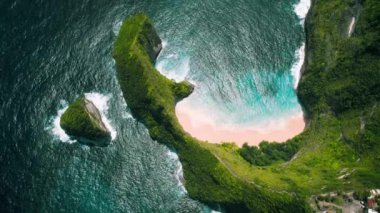 Nusa Penida Bali Endonezya sahilinde egzotik bir ada. Temiz okyanus suyuyla yeşil tropikal yağmur ormanları Kelingking Sahili. Meşhur turistik mekan, mutlaka ziyaret edilmeli. Hava İHA noktası