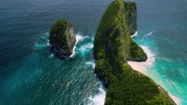 Nusa Penida Adası Bali 'deki Kelingking Sahili' nin havadan görünüşü. Ünlü doğal dönüm noktası. Yeşil kireçtaşı kayalıklarının oradaki turkuaz okyanus suyu. Yaz tatilinde turistik eğlence..