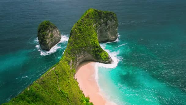ヌサペニダ島バリの砂のケリンキングビーチと緑豊かな熱帯の楽園 海の海岸線や山の崖の風景ラグーン インドネシアで最高旅行先 — ストック動画
