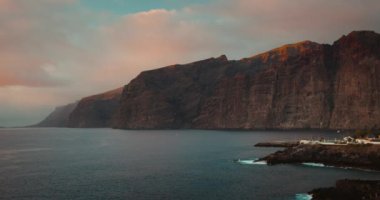 Los Gigantes 'in Tenerife İspanya kayalıklarında gün batımında sakin dalgalarla okyanus karanlık suları. Rahatlatıcı deniz manzarası.