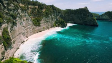 Nusa Penida Bali Endonezya 'da beyaz kumlu ve dik kayalıkları olan elmas plajı