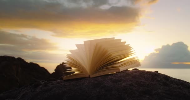 Писання Сторінках Відкритої Книги Заході Сонця Стародавня Історія Про Кам — стокове відео