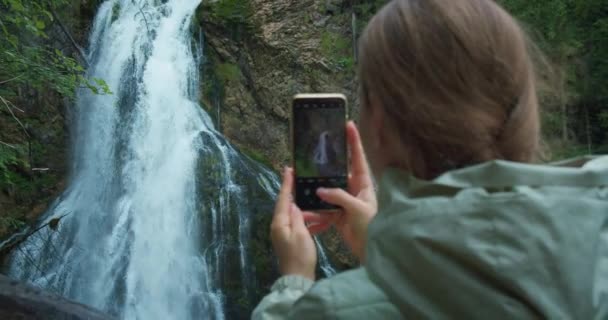 Женщина Фотографирует Телефону Время Путешествия Австрии Девушки Туристические Фильмы Голлинг — стоковое видео