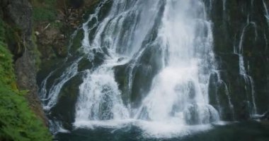 Alplerdeki yosunlu dağ kayalarının üzerinden çağlayan şelale. Gollinger Wasserfall Salzburg, Avusturya yakınlarında.