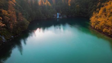 Plitvice Gölleri Ulusal Parkı Hırvatistan 'da sonbahar doğası. Şelalenin hava manzarası gün batımında zümrüt tatlı suya akar. Rahatlama için manzara.