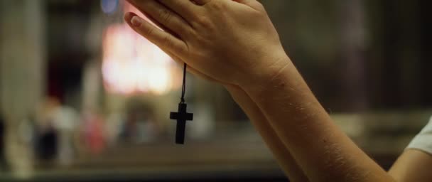 Weibliche Hände Die Ein Paar Rosenkranzperlen Und Ein Religiöses Kreuz — Stockvideo